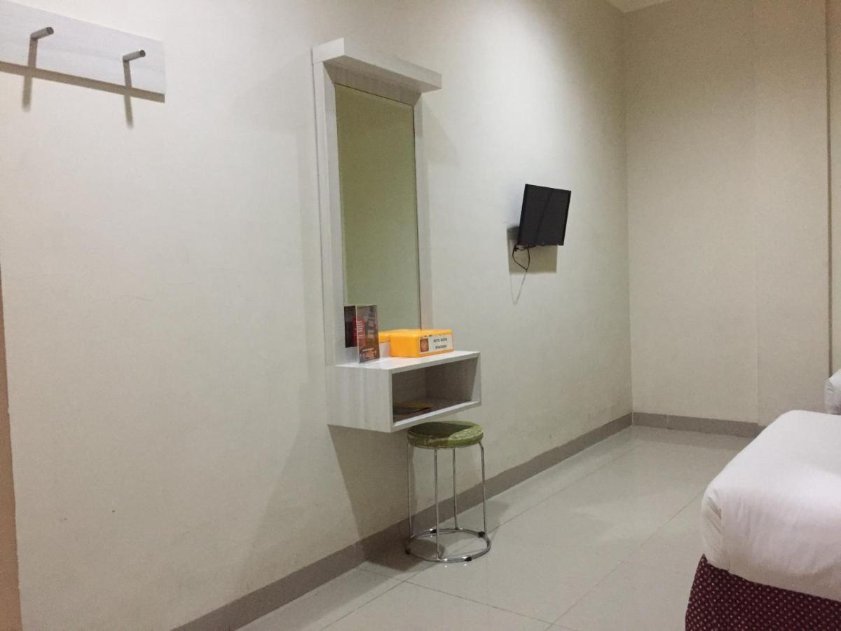 Reddoorz Plus @ Hotel Alden Makassar Exterior photo
