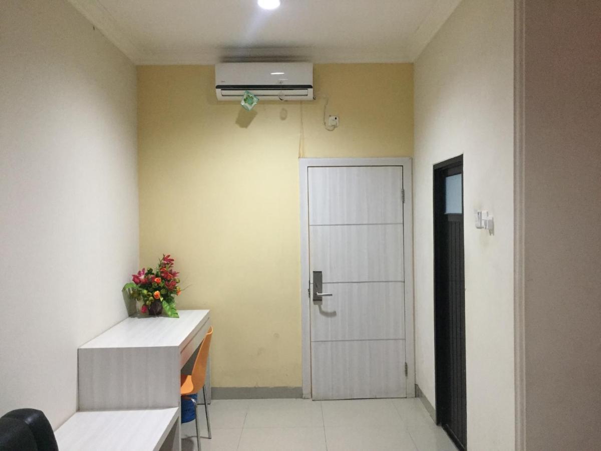 Reddoorz Plus @ Hotel Alden Makassar Exterior photo